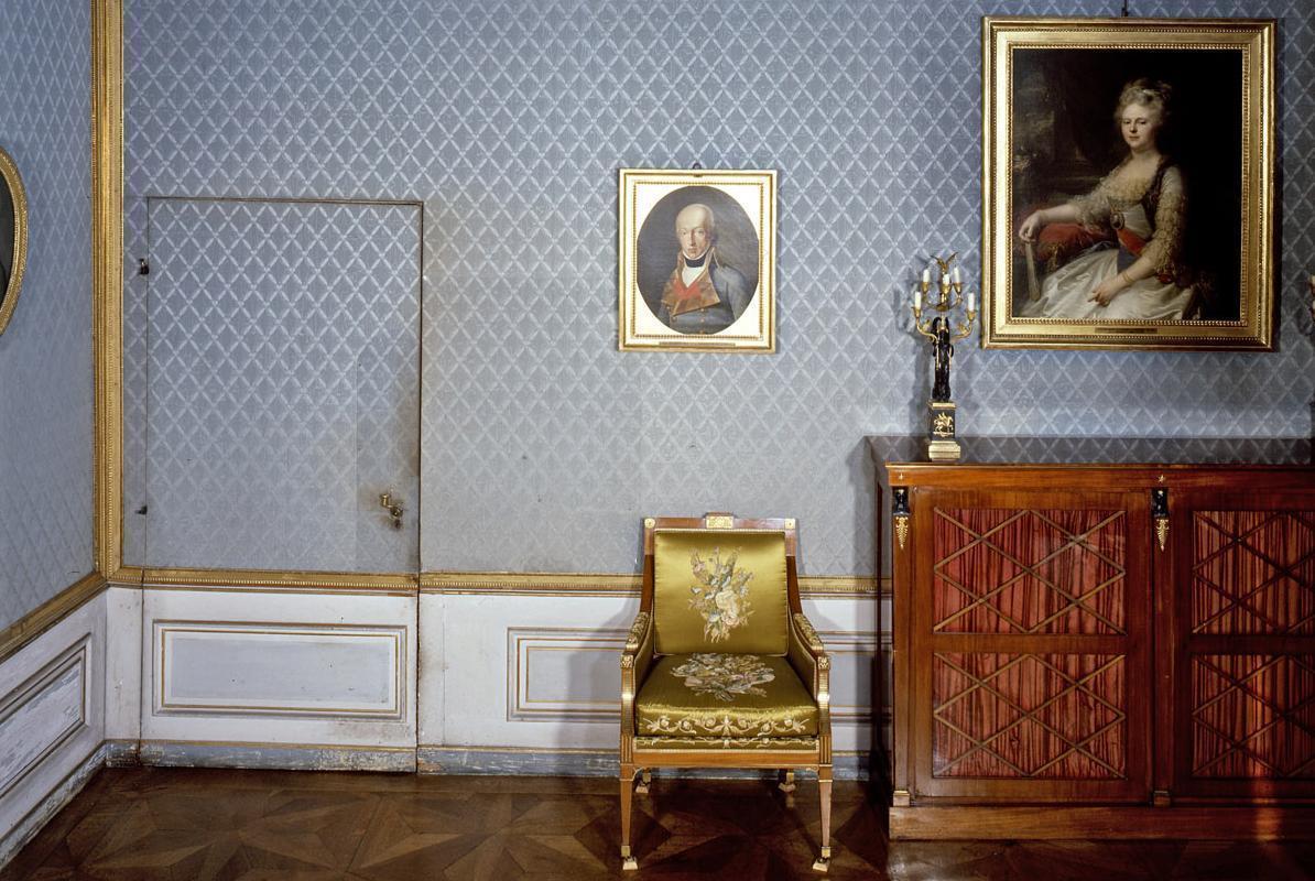 Altes Schreibzimmer im Appartement des Königs im Residenzschloss Ludwigsburg mit einer Tapetentür