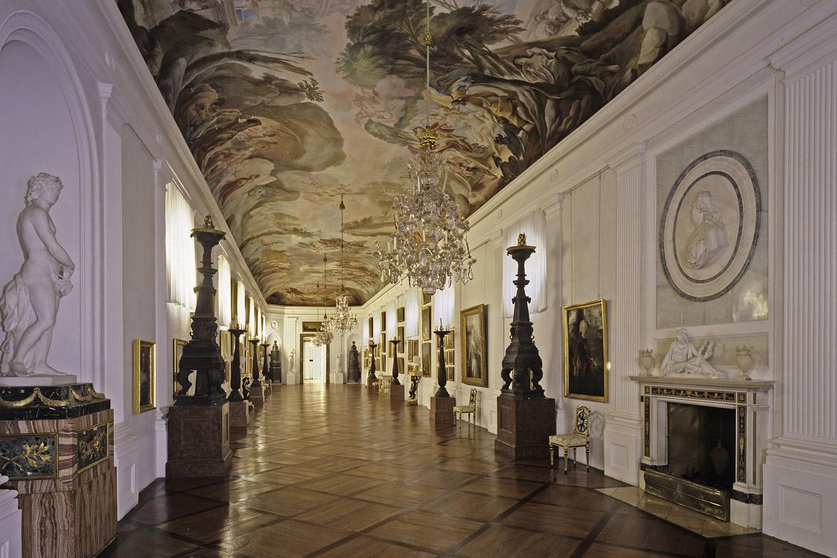 Bildergalerie im Residenzschloss Ludwigsburg mit einem Deckengemälde von Pietro Scotti