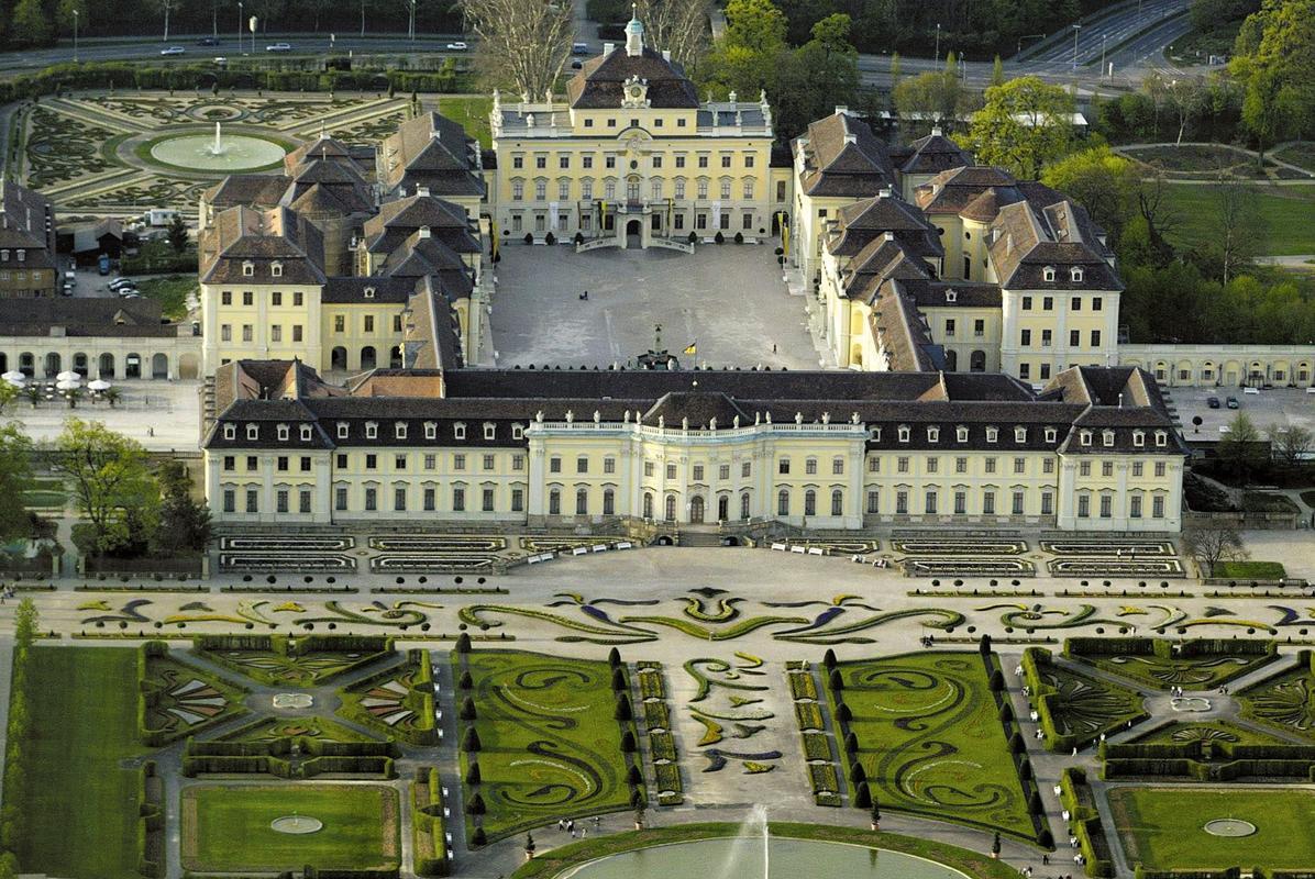 Luftaufnahme des Residenzschlosses Ludwigsburg mit einem Teil der Gartenanlage