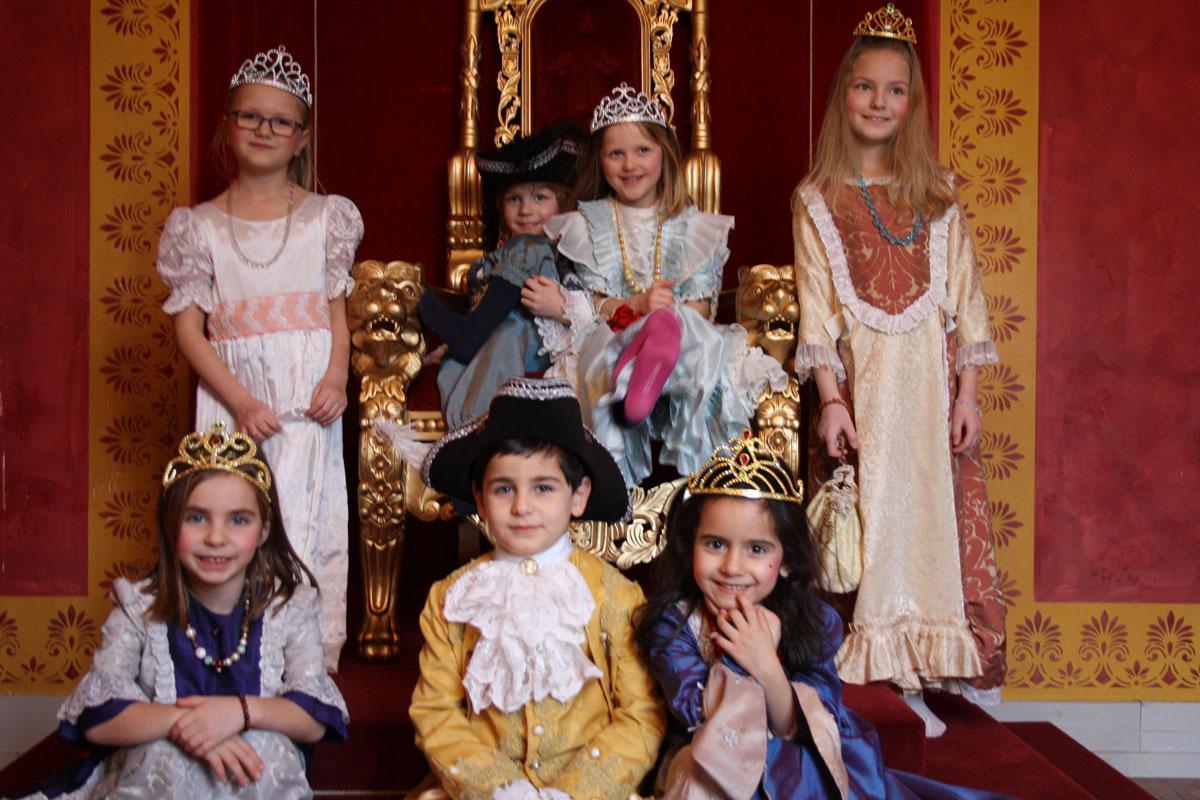 Kinder in historischen Kostümen im Residenzschloss Ludwigsburg