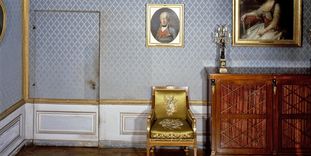 Altes Schreibzimmer im Appartement des Königs im Residenzschloss Ludwigsburg mit einer Tapetentür