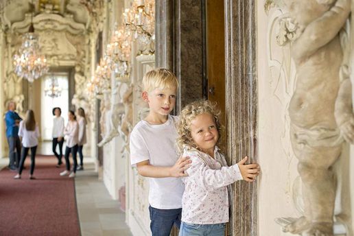 Château résidentiel de Ludwigsbourg, Des enfants découvrent le château