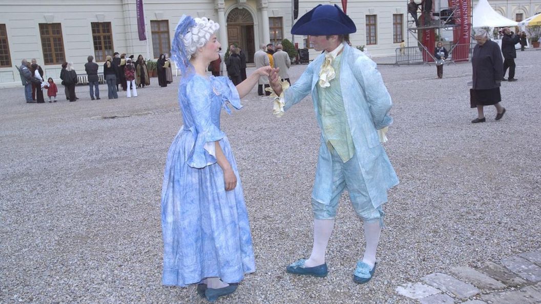 Paar in historischen Kostümen im Hof des Residenzschlosses Ludwigsburg