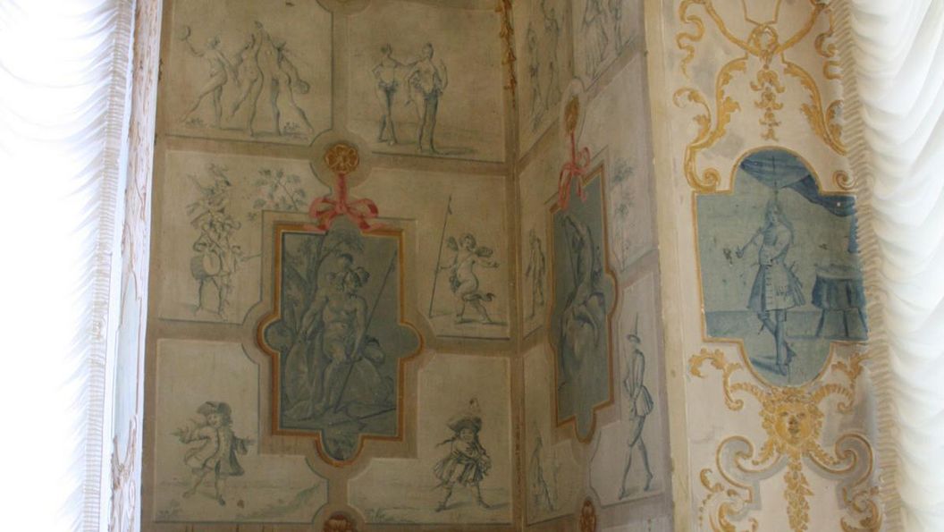 Wandverzierung mit imitierten Delfter Kacheln im Spielpavillon des Residenzschlosses Ludwigsburg