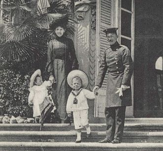 Prinzessin Olga und Prinz Maximilian mit ihren Kindern in Ludwigsburg