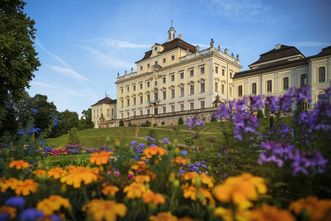 Residenzschloss Ludwigsburg, Blumen und Schlossfassade