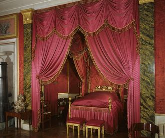 Bett im Schlafzimmer der Königin Charlotte Mathilde im Residenzschloss Ludwigsburg