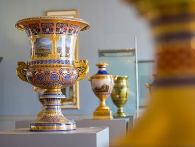 Residenzschloss Ludwigsburg, schöne Vasen im Keramikmuseum