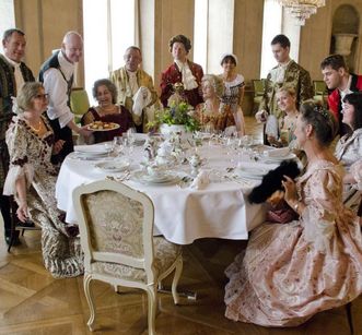 Besucher speisen während der Soirée Royal