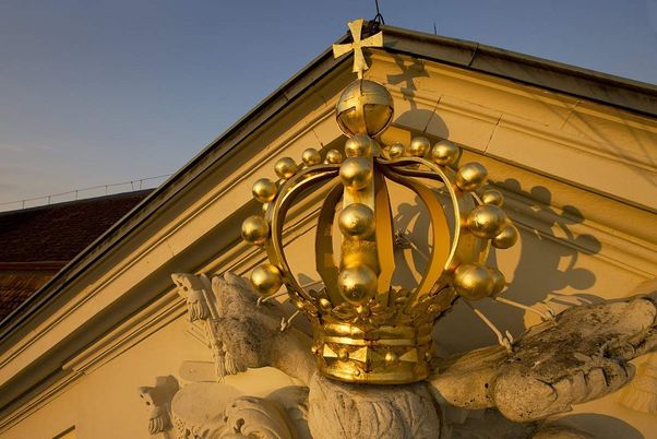 Château résidentiel de Ludwigsbourg, Couronne dorée sur le pignon
