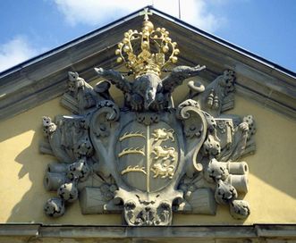 Wappen Friedrichs I. mit Krone am Giebel des Residenzschlosses Ludwigsburg