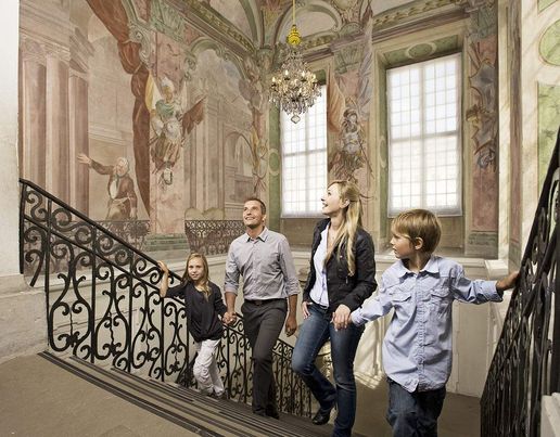Château résidentiel de Ludwigsbourg, Visiteurs dans l'escalier