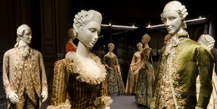 Präsentation von originalen Kleidern im Modemuseum des Residenzschlosses Ludwigsburg