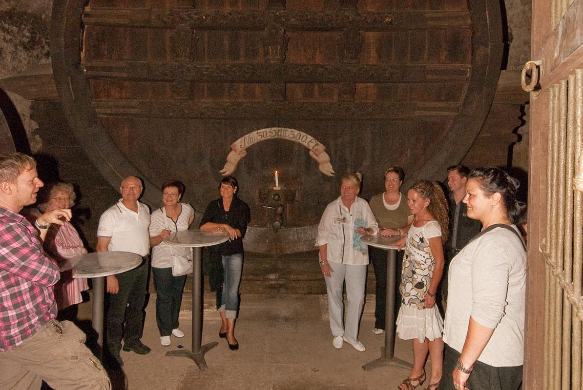 Besucher im Fasskeller unter dem Spielpavillon im Residenzschloss Ludwigsburg