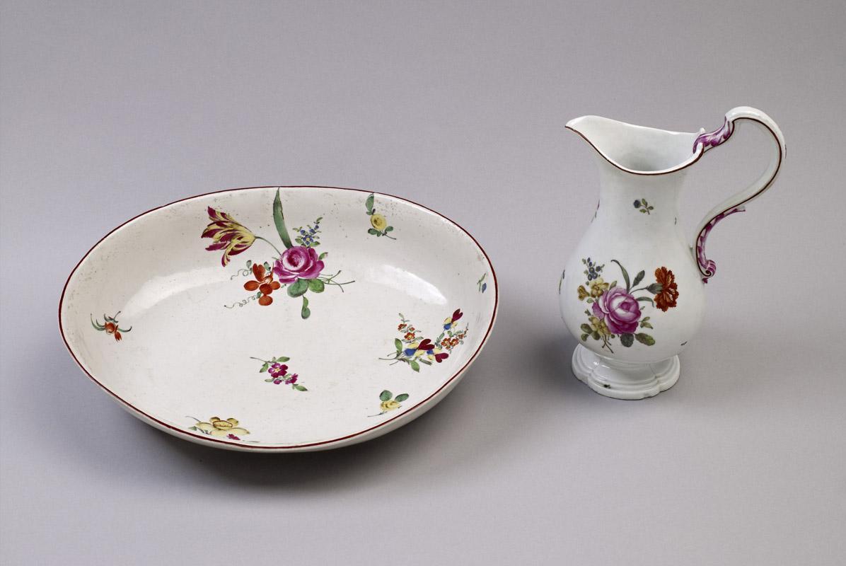 Wash basin and pitcher made of Ludwigsburg porcelain, circa 1750