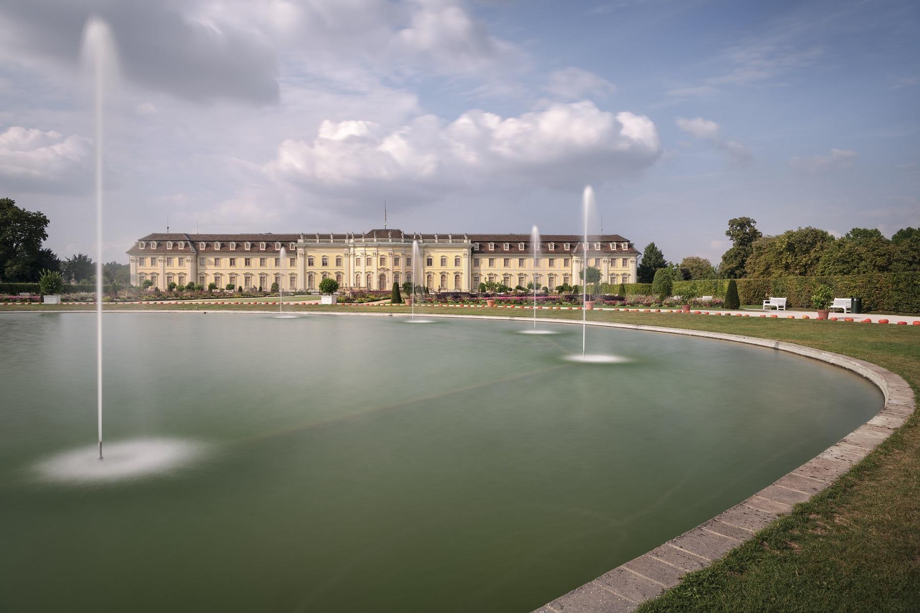 Residenzschloss Ludwigsburg, Brunnen mit Fontänen und Schloss im Hintergrund 