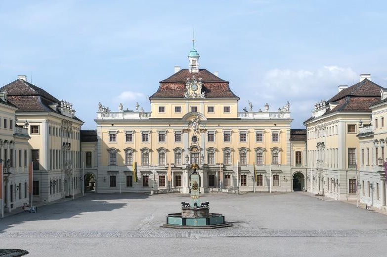 Residenzschloss Ludwigsburg, Blick über den Ehrenhof zum Alten Hauptbau