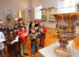 Enfants participant au rallye du musée dans le château résidentiel de Ludwigsbourg 