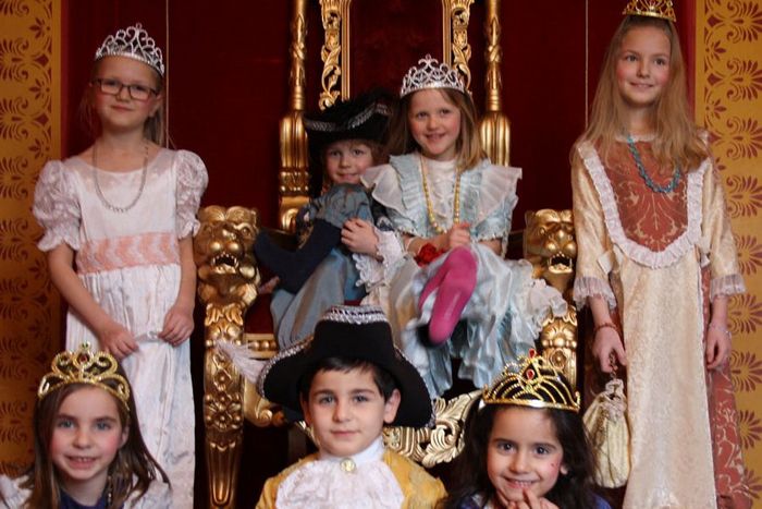 Kinder in historischen Kostümen im Residenzschloss Ludwigsburg