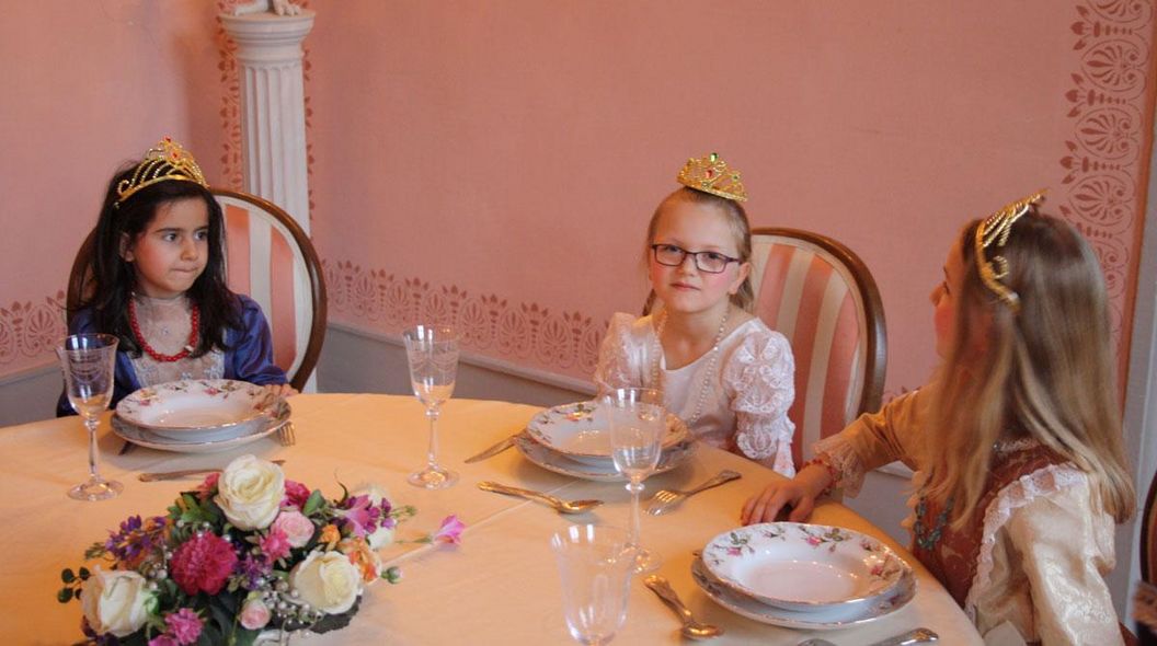 Kinder im Speisezimmer an fürstlicher Tafel im Residenzschloss Ludwigsburg