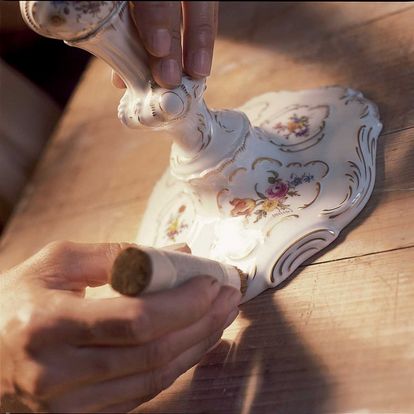 Ludwigsburg porcelain factory: polishing