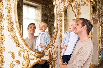 Residenzschloss Ludwigsbuch, Besucher im Spiegelkabinett; Foto: Staatliche Schlösser und Gärten Baden-Württemberg, Niels Schubert