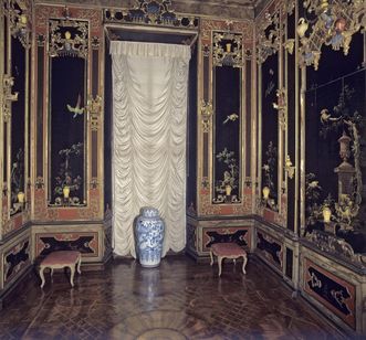 View into the Chinese lacquer cabinet in the hunting pavilion with original flooring