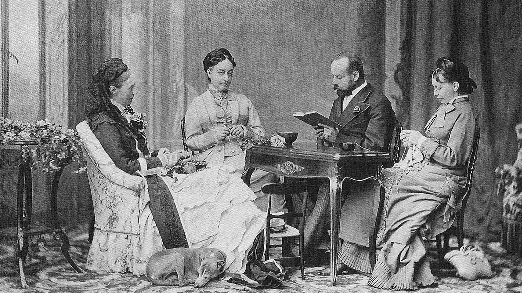 Königin Olga mit zwei Hofdamen und einem Vorleser, um 1885