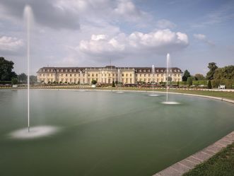 Residenzschloss Ludwigsburg, Brunnen mit Fontänen und Schloss im Hintergrund 
