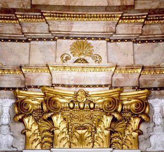 Détails d’un chapiteau au salon de marbre dans le Nouveau Bâtiment principal du château résidentiel de Ludwigsbourg 