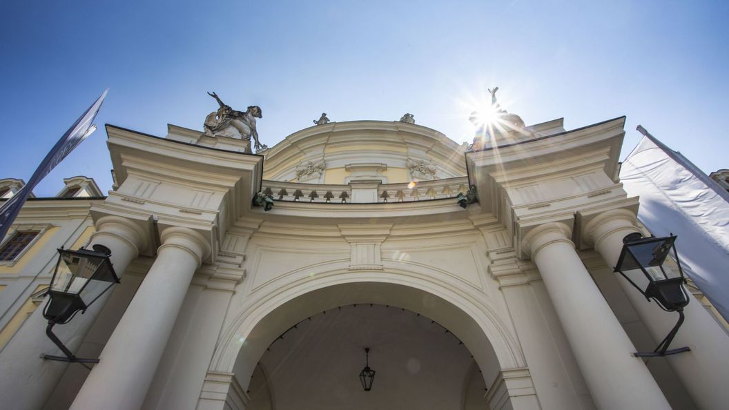 Residenzschloss Ludwigsburg, Detailreiche Nahaufnahme der kunstvoll gestalteten Fassade des Schlosses.