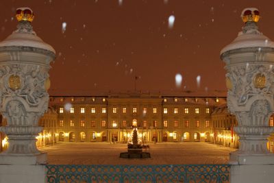 Verschneiter Hof von Schloss Ludwigsburg