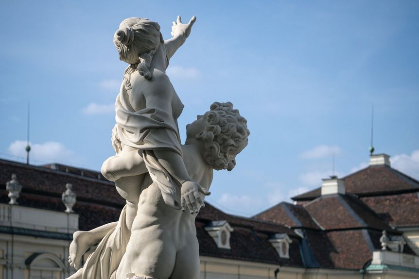 Residenzschloss Ludwigsburg, Figuren am Alten Hauptbau