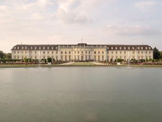 Rechts Residenzschloss Ludwigsburg, Außenansicht