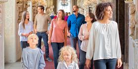 Besuchergruppe im Residenzschloss Ludwigsburg