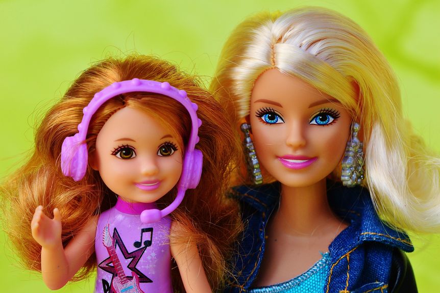 Die Puppen Barbie und Shelly